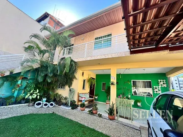 Casa com 270m² 4 quartos e 2 banheiros, à venda, no bairro Ariribá em Balneário Camboriú