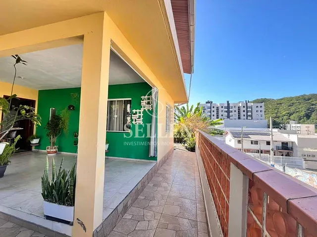 Casa com 270m² 4 quartos e 2 banheiros, à venda, no bairro Ariribá em Balneário Camboriú