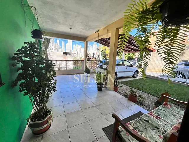 Casa com 270m² 4 quartos e 2 banheiros, à venda, no bairro Ariribá em Balneário Camboriú