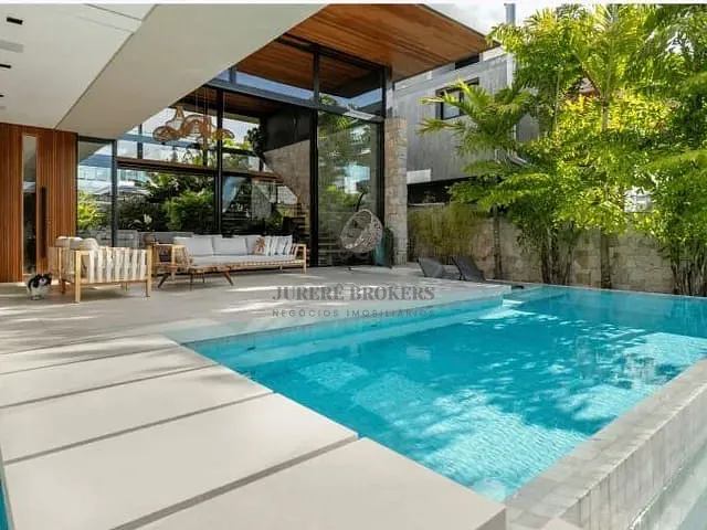 Casa 3 quartos e 6 banheiros, à venda, no bairro Jurerê Internacional em Florianópolis