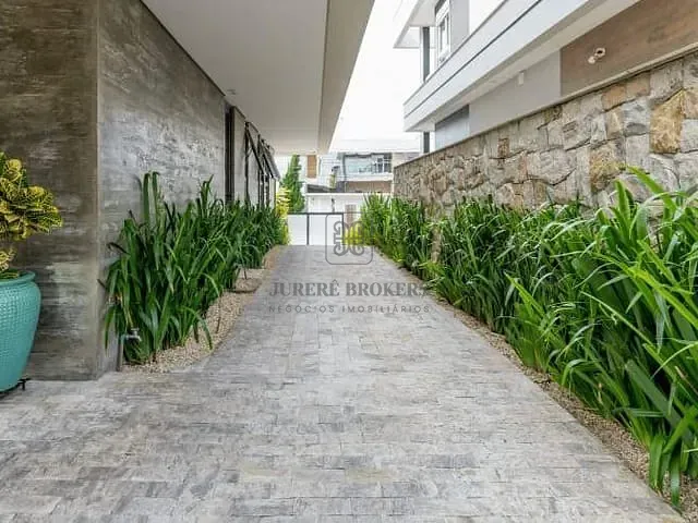 Casa 3 quartos e 6 banheiros, à venda, no bairro Jurerê Internacional em Florianópolis