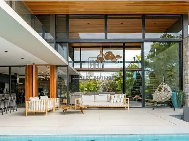 Casa 3 quartos e 6 banheiros, à venda, no bairro Jurerê Internacional em Florianópolis