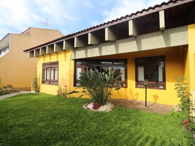 Casa com 450m² 3 quartos e 2 banheiros, à venda, no bairro Silveira da Motta em São José dos Pinhais