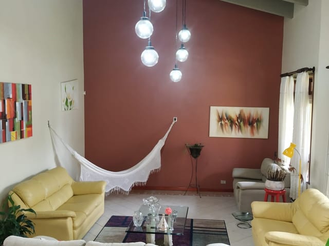 Casa com 450m² 3 quartos e 2 banheiros, à venda, no bairro Silveira da Motta em São José dos Pinhais