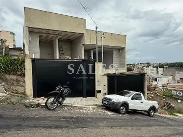 Casa com 350m² 3 quartos e 3 banheiros, à venda, no bairro São Pedro em Juiz de Fora