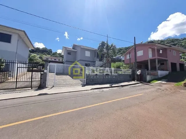 Casa 6 quartos e 3 banheiros, à venda, no bairro Gruta em Concórdia