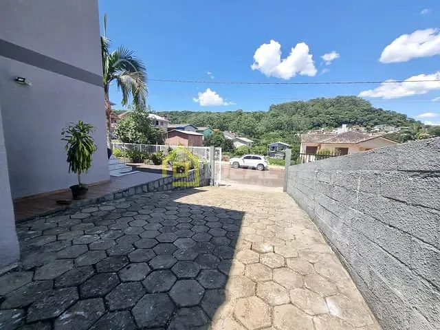 Casa 6 quartos e 3 banheiros, à venda, no bairro Gruta em Concórdia
