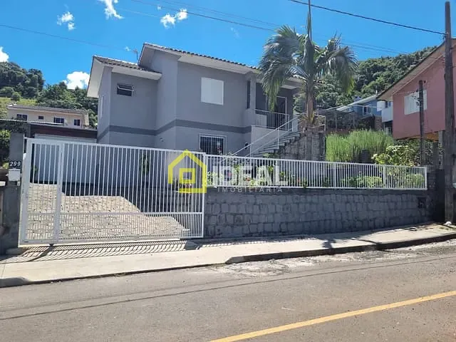 Casa 6 quartos e 3 banheiros, à venda, no bairro Gruta em Concórdia