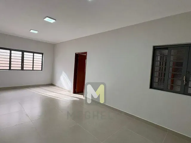 Casa com 300m² 3 quartos e 1 banheiro, para alugar, no bairro Centro em Serrana