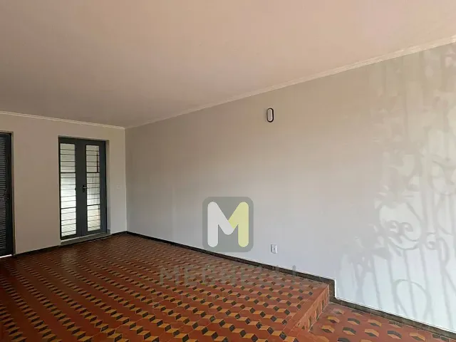 Casa com 300m² 3 quartos e 1 banheiro, para alugar, no bairro Centro em Serrana
