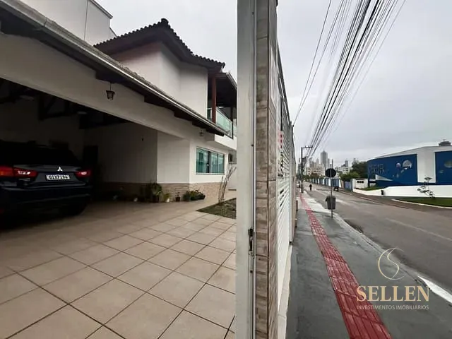 Casa com 250m² 3 quartos e 2 banheiros, à venda, no bairro Nações em Balneário Camboriú
