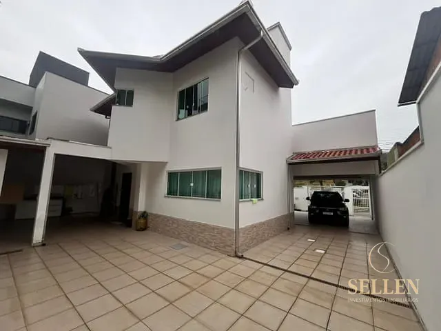 Casa com 250m² 3 quartos e 2 banheiros, à venda, no bairro Nações em Balneário Camboriú