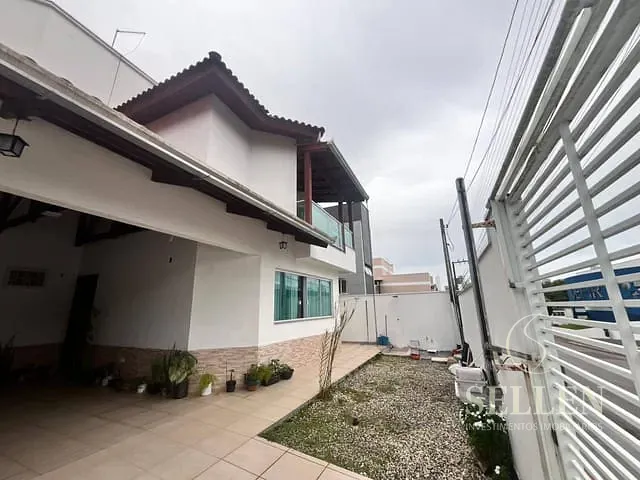 Casa com 250m² 3 quartos e 2 banheiros, à venda, no bairro Nações em Balneário Camboriú