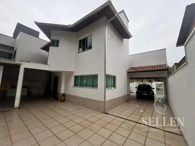 Casa com 250m² 3 quartos e 2 banheiros, à venda, no bairro Nações em Balneário Camboriú