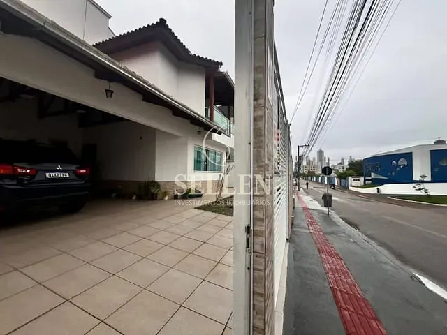 Casa com 250m² 3 quartos e 2 banheiros, à venda, no bairro Nações em Balneário Camboriú