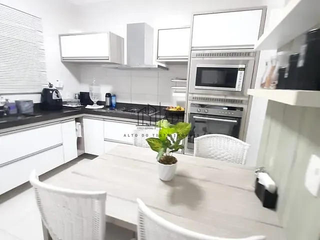 Sobrado com 150m² 3 quartos e 2 banheiros, à venda, no bairro Vila Suissa em Mogi das Cruzes