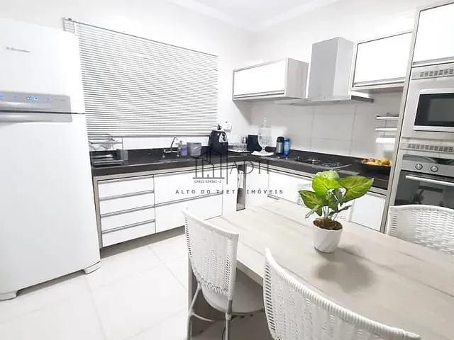 Sobrado com 150m² 3 quartos e 2 banheiros, à venda, no bairro Vila Suissa em Mogi das Cruzes