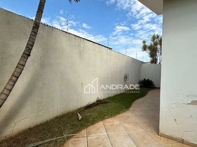 Casa com 505m² 3 quartos e 2 banheiros, à venda, no bairro Vila Martins em Apucarana