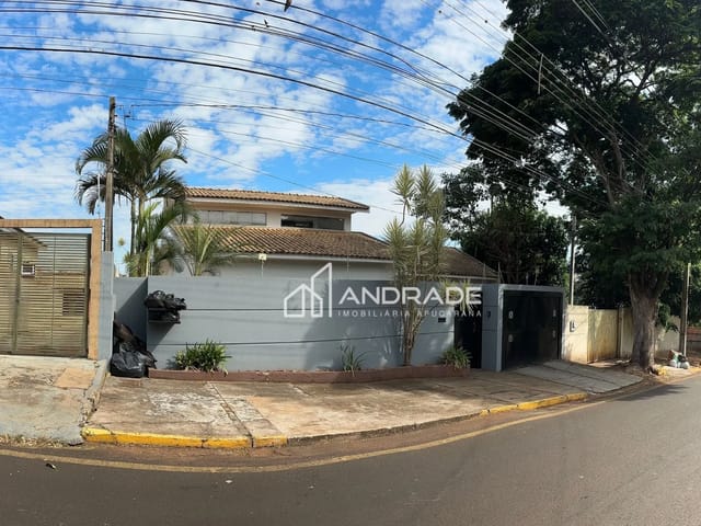 Casa com 505m² 3 quartos e 2 banheiros, à venda, no bairro Vila Martins em Apucarana
