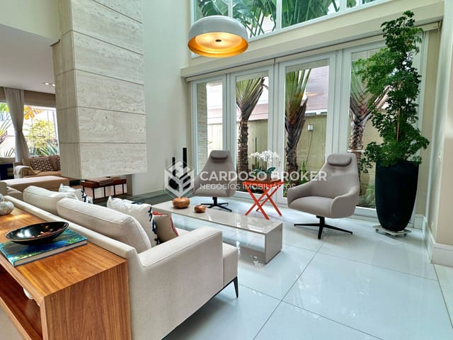 Casa com 420m² 4 quartos e 8 banheiros, à venda, no bairro Tamboré em Santana de Parnaíba
