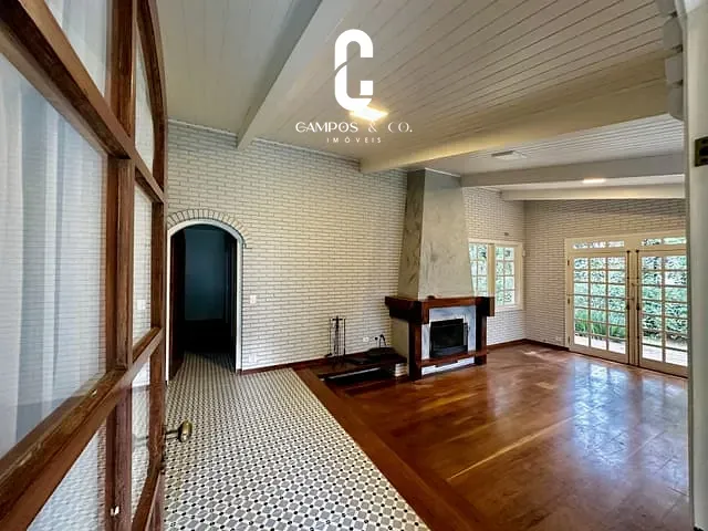Casa com 1140m² 4 quartos e 3 banheiros, à venda, no bairro Vila Capivari em Campos do Jordão