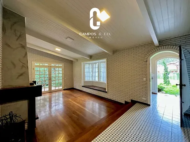 Casa com 1140m² 4 quartos e 3 banheiros, à venda, no bairro Vila Capivari em Campos do Jordão