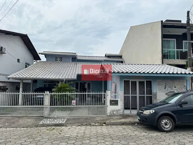 Casa 4 quartos e 2 banheiros, à venda, no bairro Armação em Penha