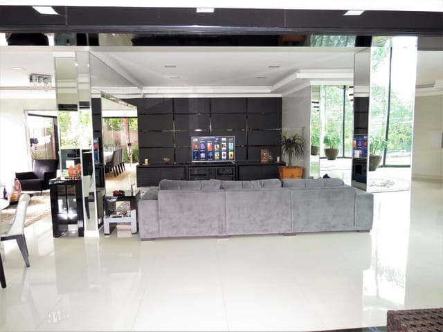 Casa com 600m² 4 quartos e 6 banheiros, à venda, no bairro Esperança em Londrina