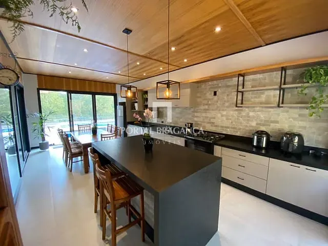 Casa com 2668m² 3 quartos e 5 banheiros, à venda, no bairro Condomínio Jardim das Palmeiras em Bragança Paulista