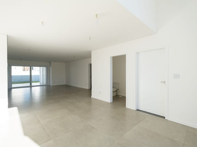 Casa com 400m² 3 quartos e 3 banheiros, à venda, no bairro Laranjal em Pelotas