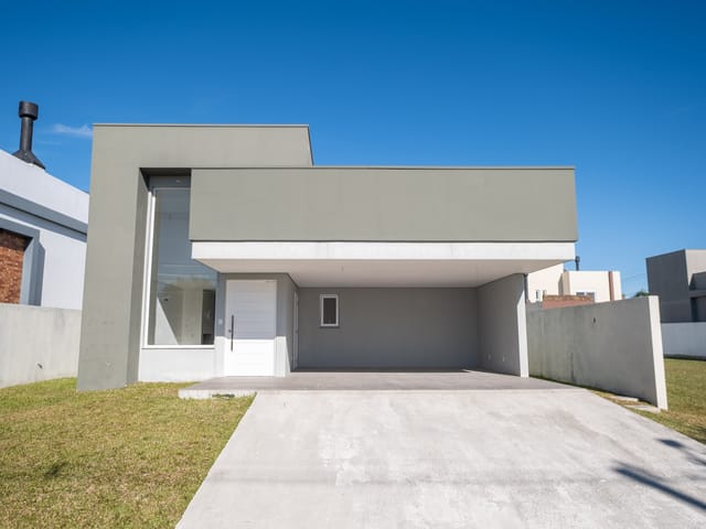 Casa com 400m² 3 quartos e 3 banheiros, à venda, no bairro Laranjal em Pelotas