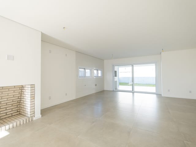 Casa com 400m² 3 quartos e 3 banheiros, à venda, no bairro Laranjal em Pelotas