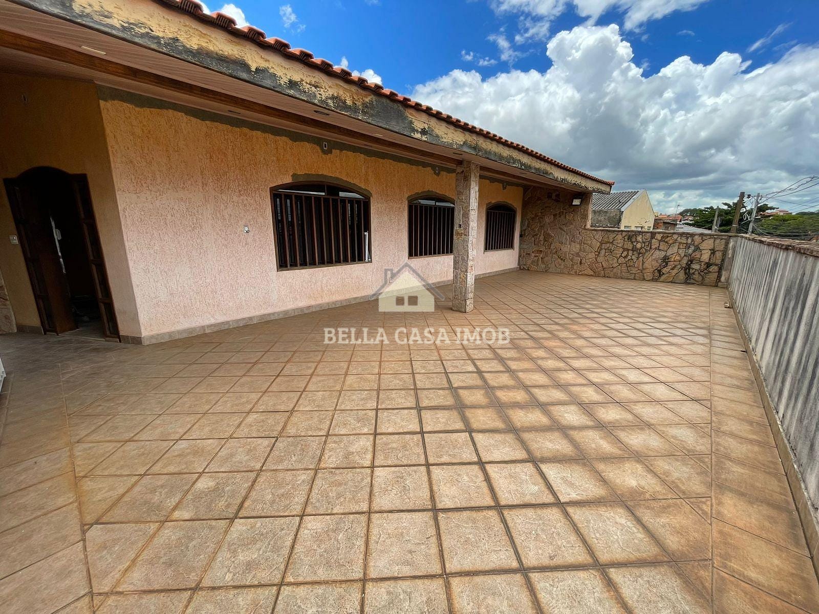 Casa à venda com 3 quartos, 375m² - Foto 1