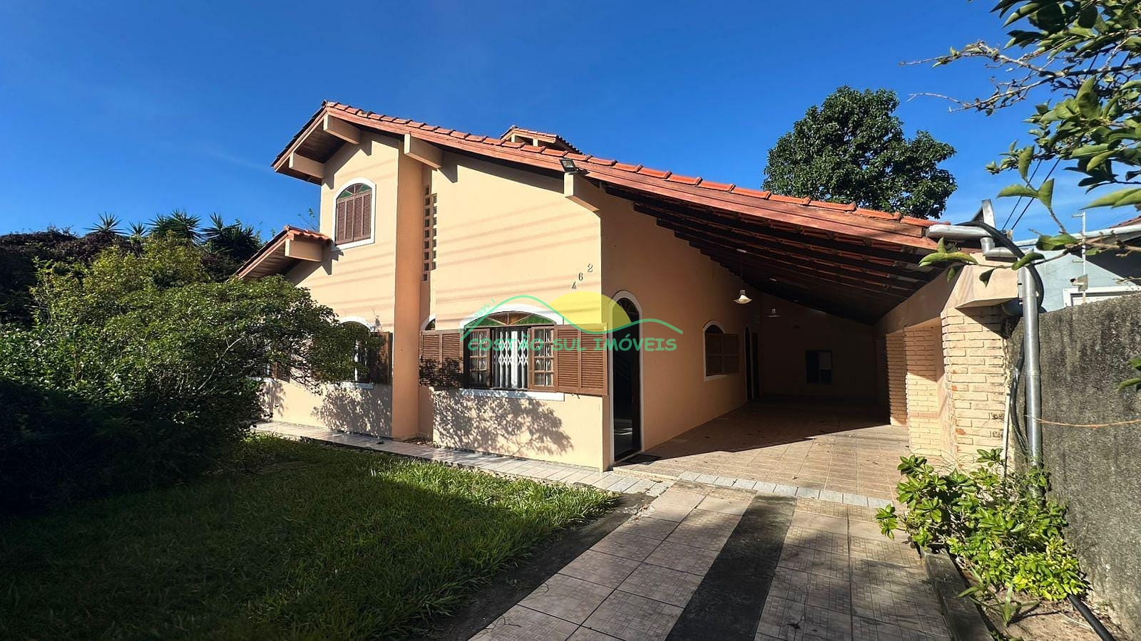 Casa à venda e aluguel com 3 quartos, 240m² - Foto 1