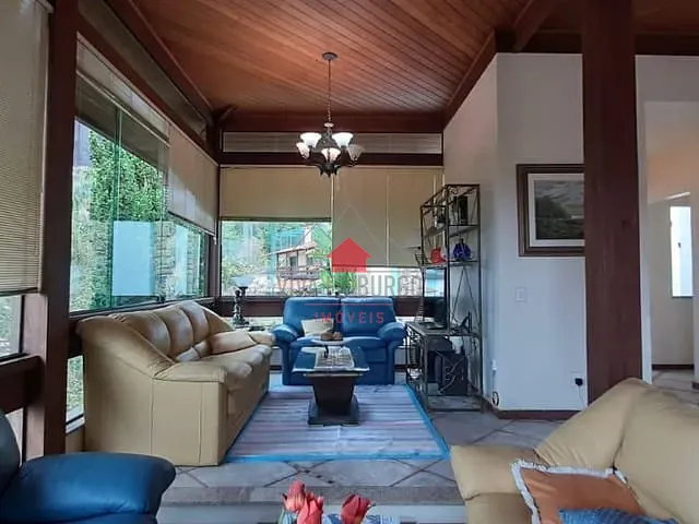 Casa com 1394m² 4 quartos e 5 banheiros, à venda, no bairro Vale dos Pinheiros em Nova Friburgo