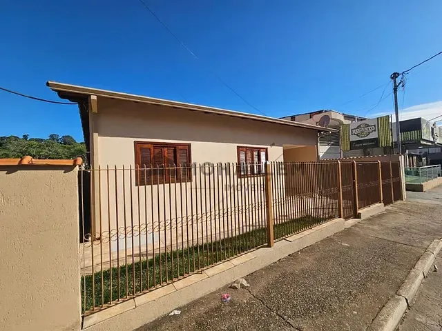 Casa com 330m² 3 quartos e 2 banheiros, à venda, no bairro Centro em Piranguinho