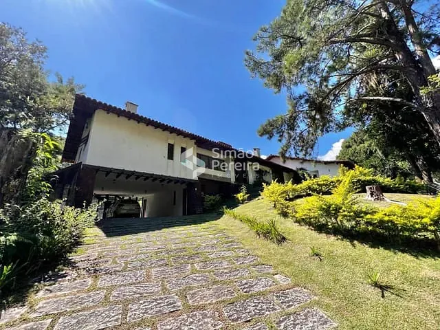 Casa com 2880m² 4 quartos e 3 banheiros, à venda, no bairro Corrêas em Petrópolis