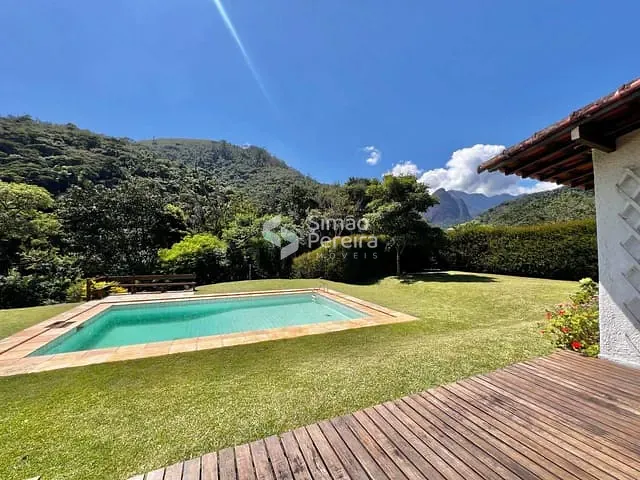 Casa com 2880m² 4 quartos e 3 banheiros, à venda, no bairro Corrêas em Petrópolis