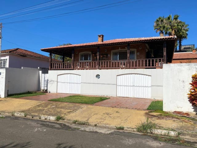 Foto do Casa - Casa à Venda em Águas de São Pedro, SP – 3 Quartos, Área Social Completa com Piscina e Churrasqueira, Ideal para Moradia de Luxo! | PiraHost Soluções de Negócios Ltda