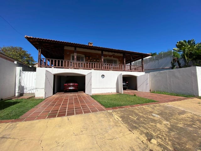 Foto do Casa - Casa à Venda em Águas de São Pedro, SP – 3 Quartos, Área Social Completa com Piscina e Churrasqueira, Ideal para Moradia de Luxo! | PiraHost Soluções de Negócios Ltda
