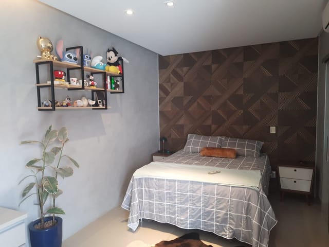 Casa com 440m² 4 quartos e 5 banheiros, à venda, no bairro Jardim Ana Lúcia em Goiânia