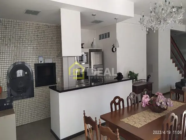 Casa 5 quartos e 3 banheiros, à venda, no bairro Centro em Concórdia