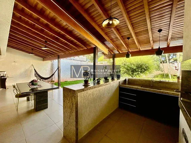 Casa com 612m² 4 quartos e 5 banheiros, à venda, no bairro Tucanos em Londrina