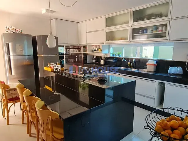 Casa 4 quartos e 5 banheiros, à venda, no bairro Nossa Senhora da Vitória em Ilhéus
