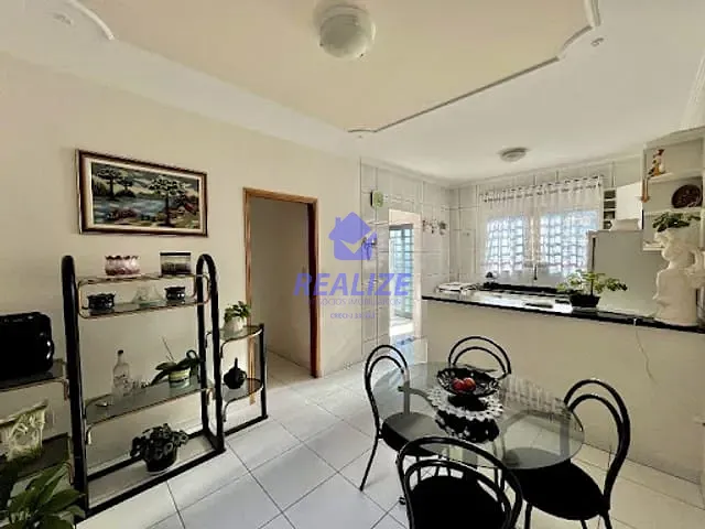 Casa com 230m² 3 quartos e 1 banheiro, à venda, no bairro Conjunto Habitacional Engenheiro Francisco Blasi em Botucatu