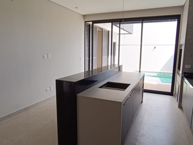 Casa com 300m² 3 quartos e 4 banheiros, à venda, no bairro Vila Salomé em Cambé