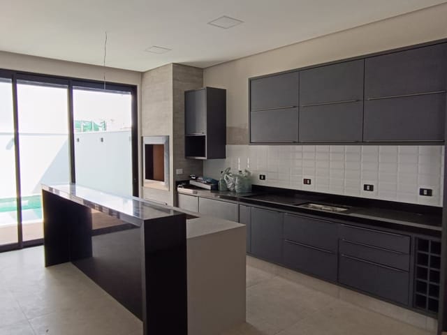 Casa com 300m² 3 quartos e 4 banheiros, à venda, no bairro Vila Salomé em Cambé