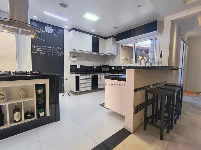 Sobrado com 600m² 4 quartos e 2 banheiros, à venda, no bairro Vila Oliveira em Mogi das Cruzes