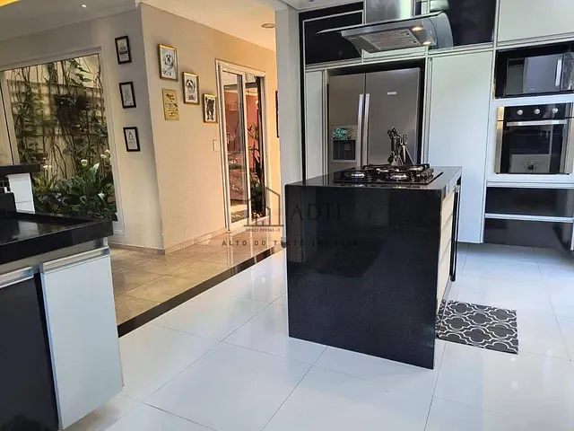 Sobrado com 600m² 4 quartos e 2 banheiros, à venda, no bairro Vila Oliveira em Mogi das Cruzes