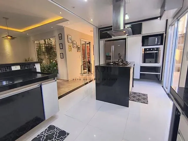 Sobrado com 600m² 4 quartos e 2 banheiros, à venda, no bairro Vila Oliveira em Mogi das Cruzes